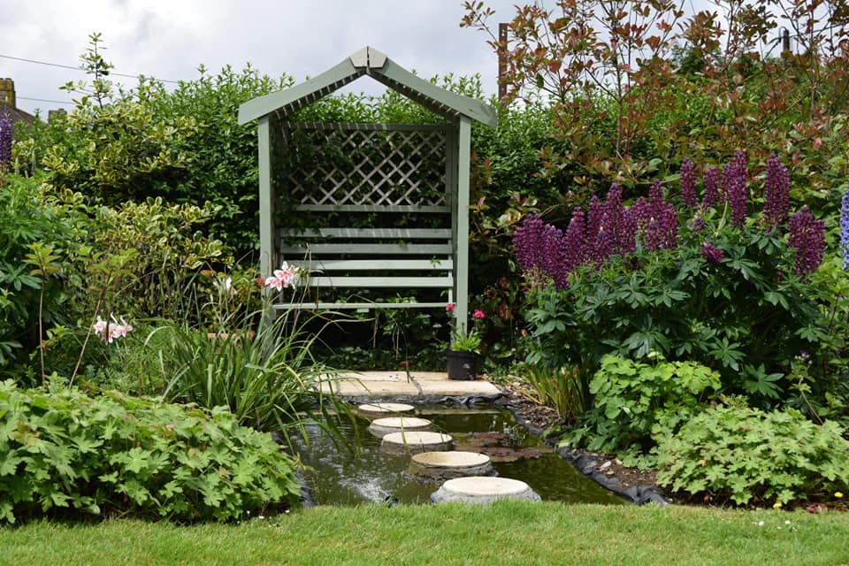 The arbour at the back is a great way to create an area to enjoy the views of the whole garden. The arbour provides a sense of privacy and protection, perfect to enjoy a quiet moment while reading a book for instance. 